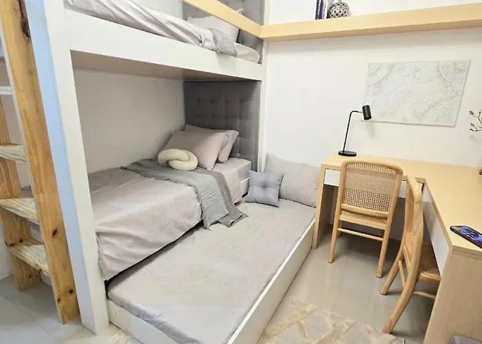 Cozy & Stylish Unit In The Heart Of